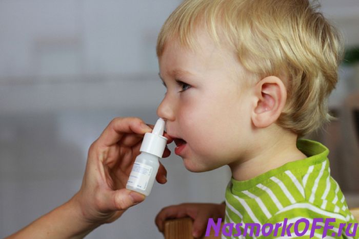 Капли в нос принимает ребенок