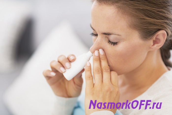 Девушка капает капли в нос