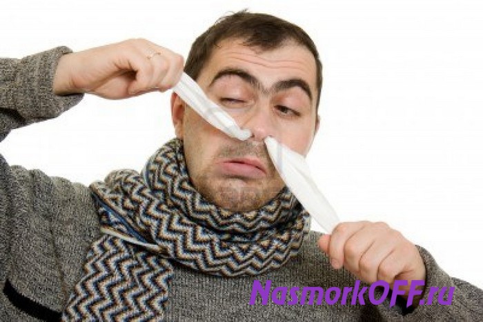 мужчина протянул платочек через нос